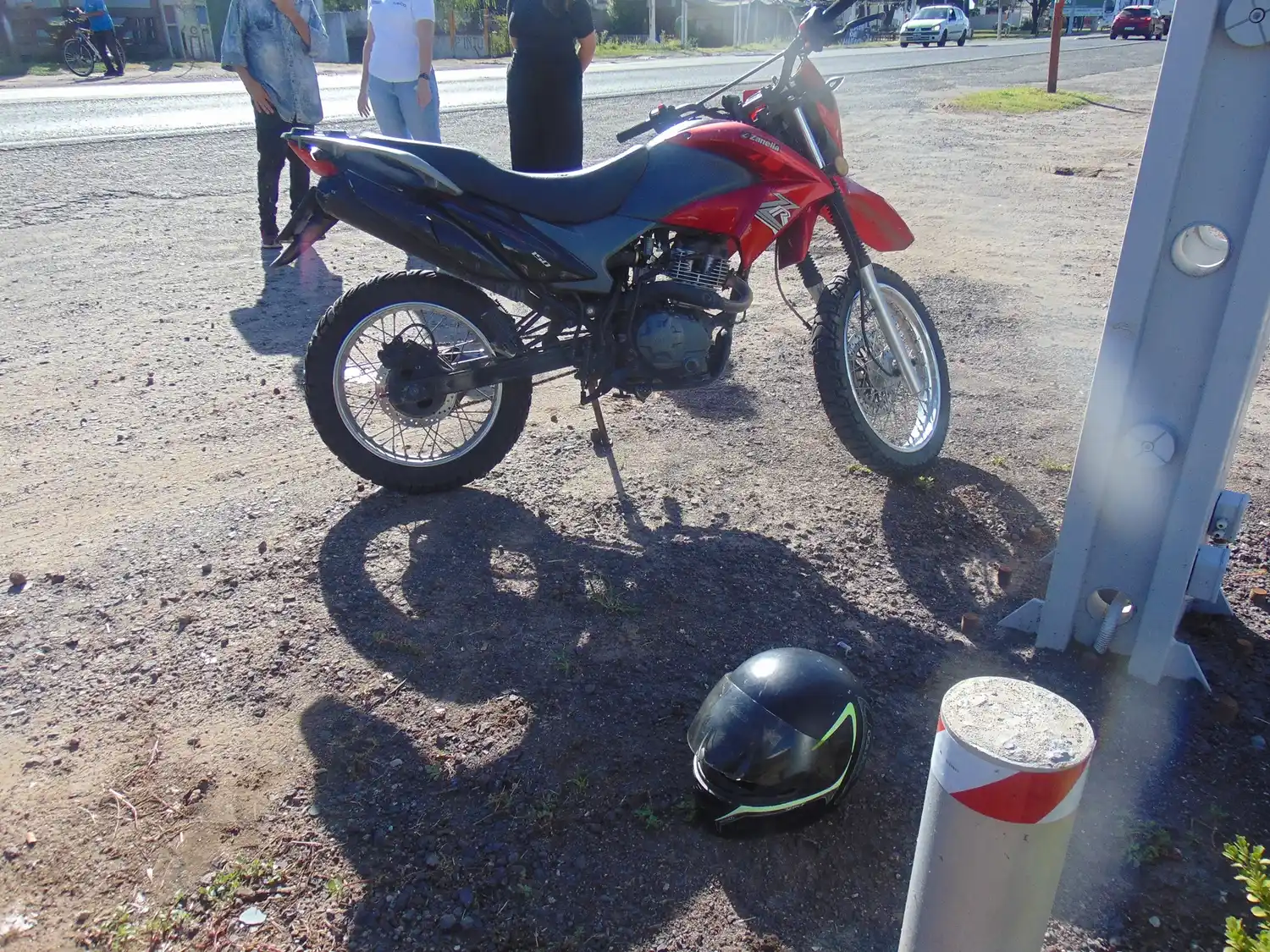 La motocicleta en que se movilizaba el joven.