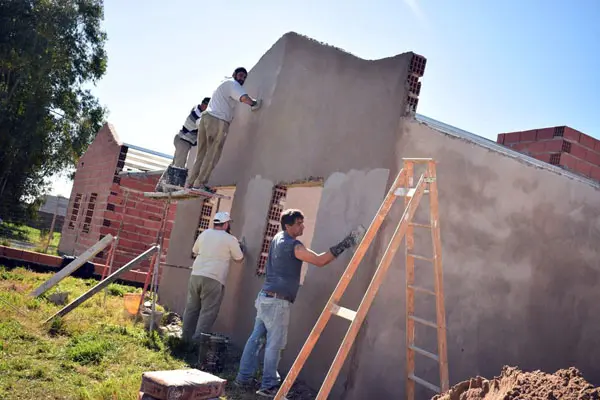 Avanza la construcción de 26 casas para los  municipales