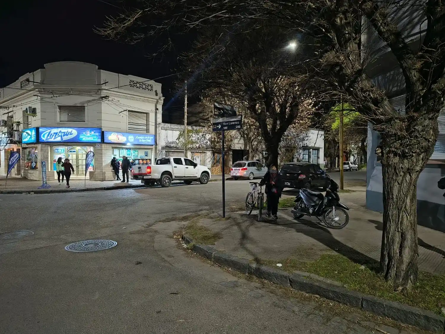 La colision entre la moto y la camioneta ocurrió en Alsina y Coronel Pringles