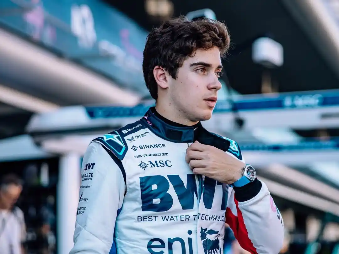 Nuevo traje blanco por los 70 años de la marca Alpine. Foto: Alpine F1 Team