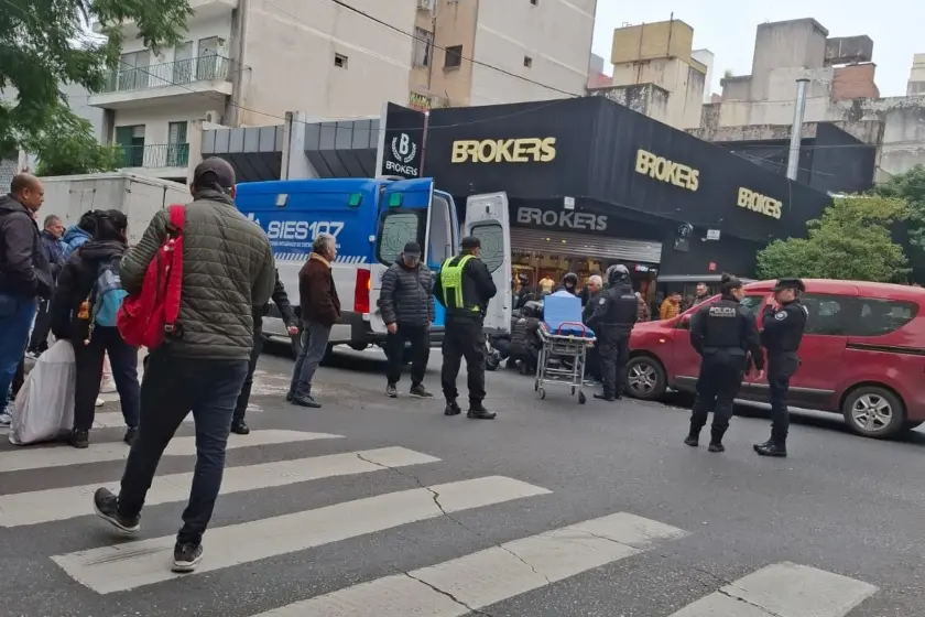 Demoras en el tránsito del centro por un choque entre una moto policial y un utilitario