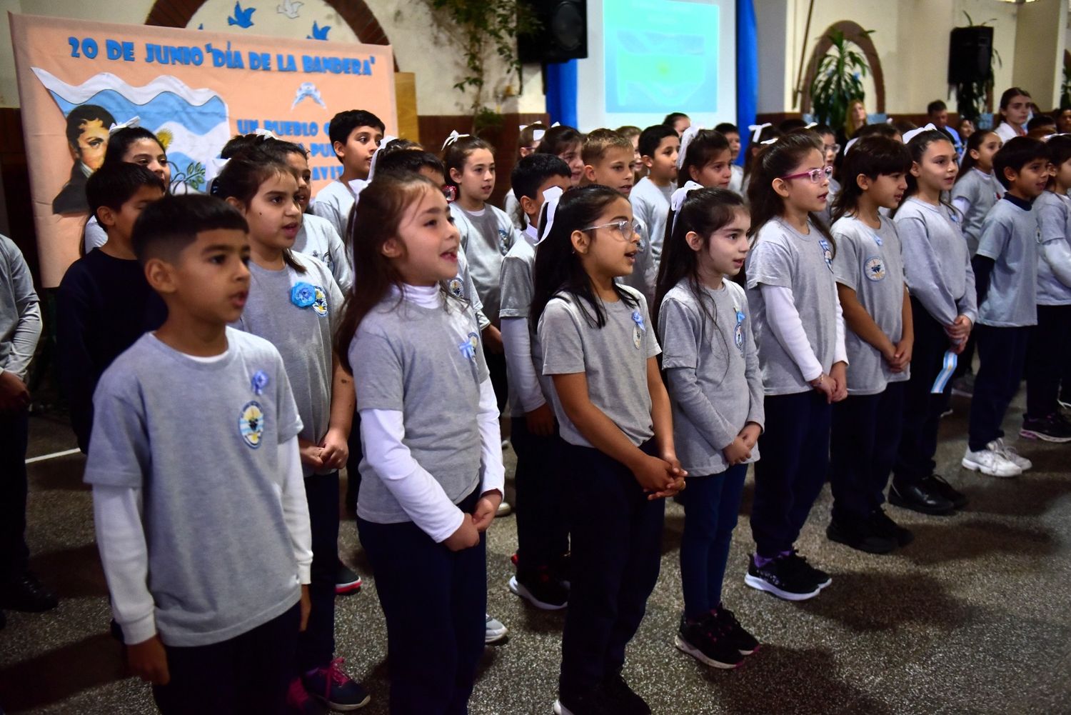 Los alumnos prometieron lealtad a la Bandera.