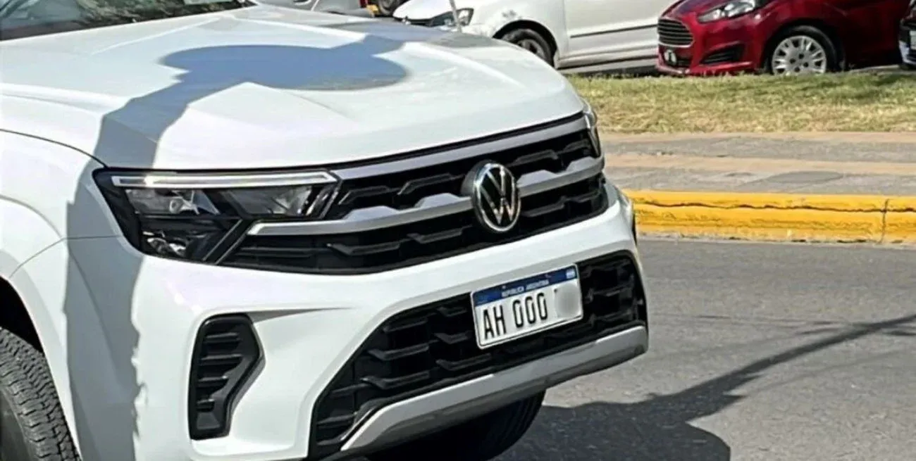 Una camioneta VW blanca fue una de los primeros vehículos con la “AH”. Crédito: @marian_ooo.