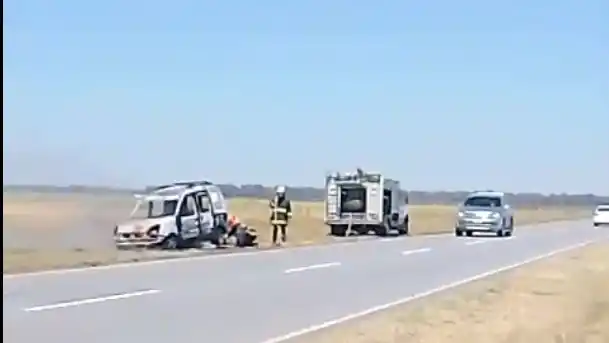 Un vehículo se incendió en la Ruta 228 y una familia logró ponerse a salvo