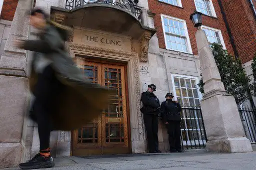 La policía custodia la clínica donde además de Carlos también está internada su nuera. Foto AFP