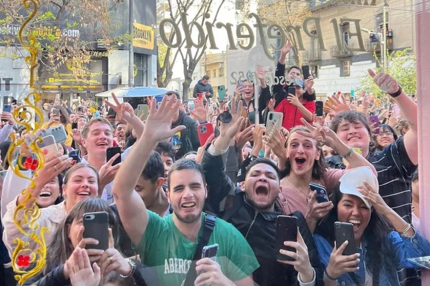 Los fans agolpados en el restaurante