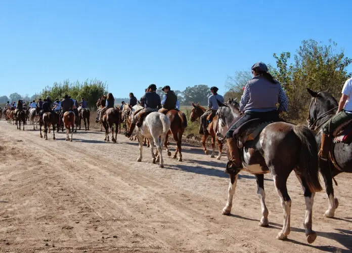 Cabalgata criolla en Capitán Sarmiento,