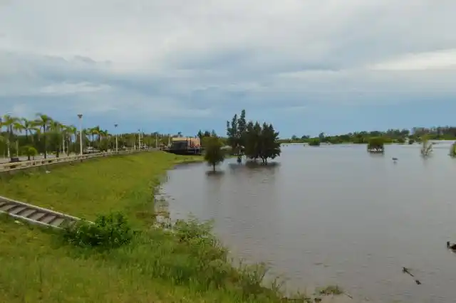 Realizan trabajos para prevenir inconvenientes ante la crecida del río