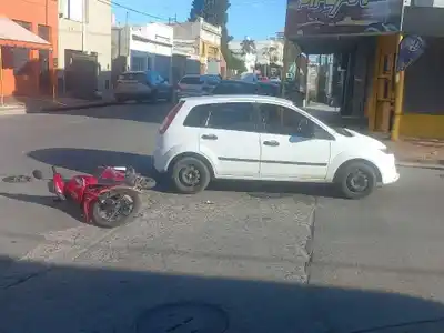 Un choque entre un auto y una moto dejó como saldo a una persona hospitalizada