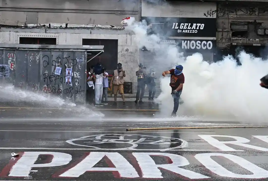 Disturbios en las inmediaciones del Congreso. (Foto: Maxi Luna/NA)