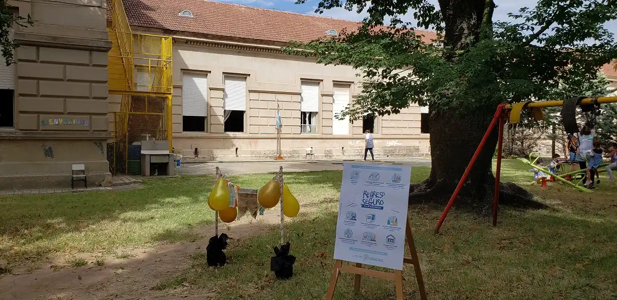 Clases presenciales: para desactivar una protesta, la primaria y el jardín del Normal convocaron a los padres