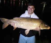 Pescaron una carpa de 12 kilos en el Dique