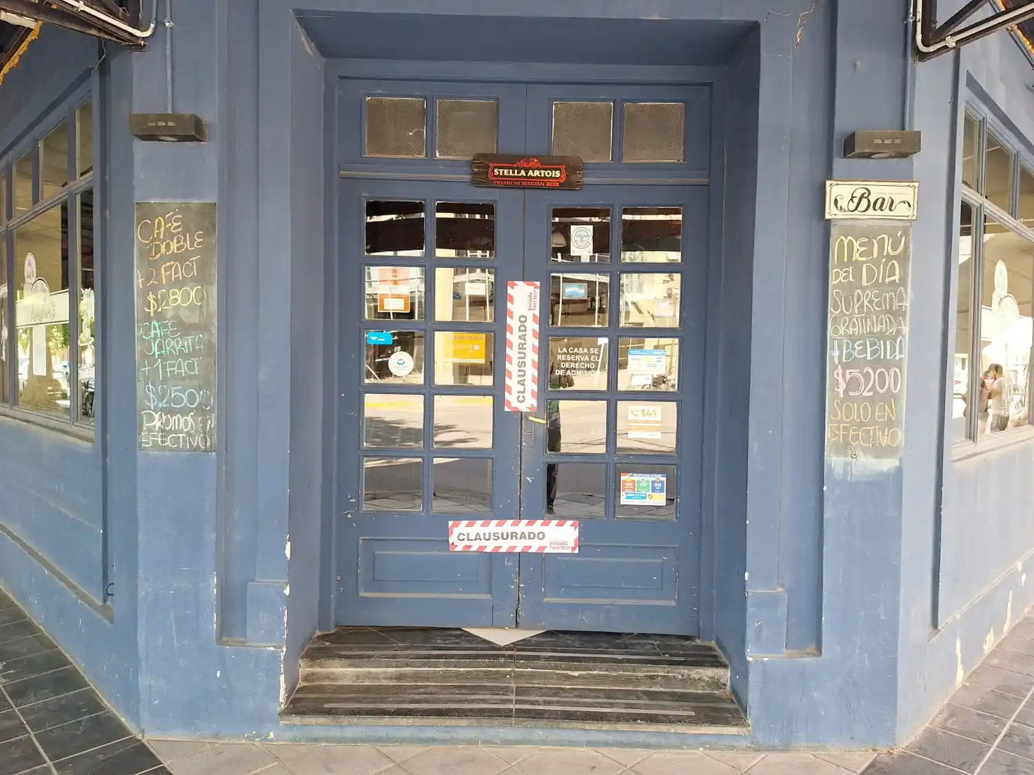 Fajas de clausura en el bar de Mitre y Belgrano.