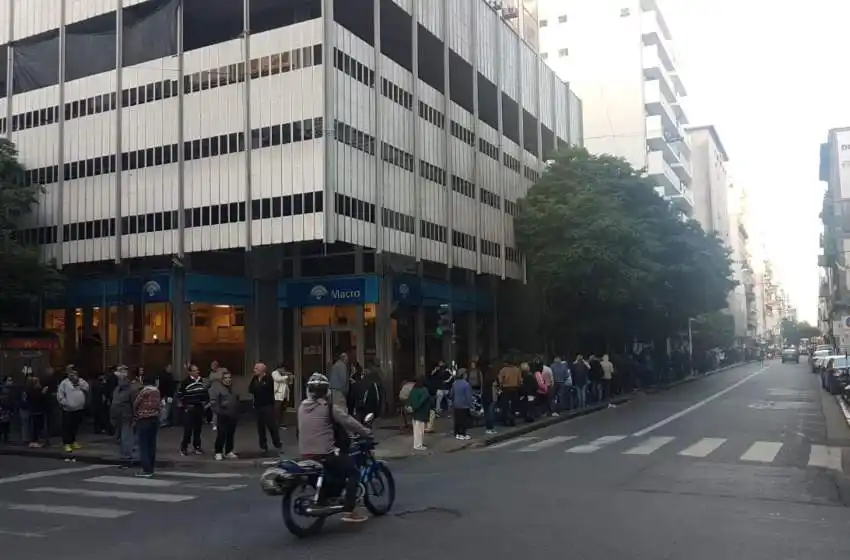 Largas colas en Rosario para cobrar jubilaciones y asignaciones sociales