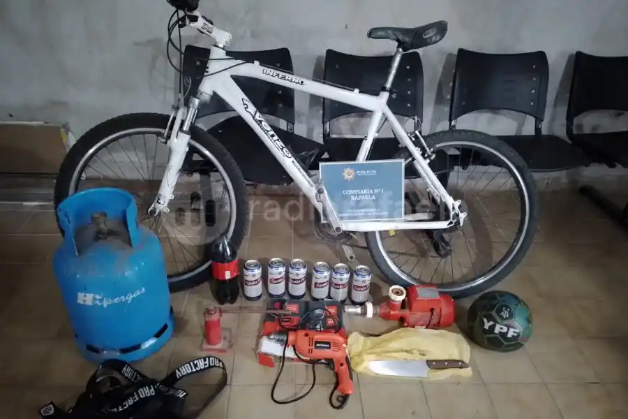 Bien equipado para el finde: lo agarraron con cervezas, un cuchillo y una pelota, todo robado