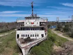 El Imponente Crucero Abandonado a Orillas del Río Paraná