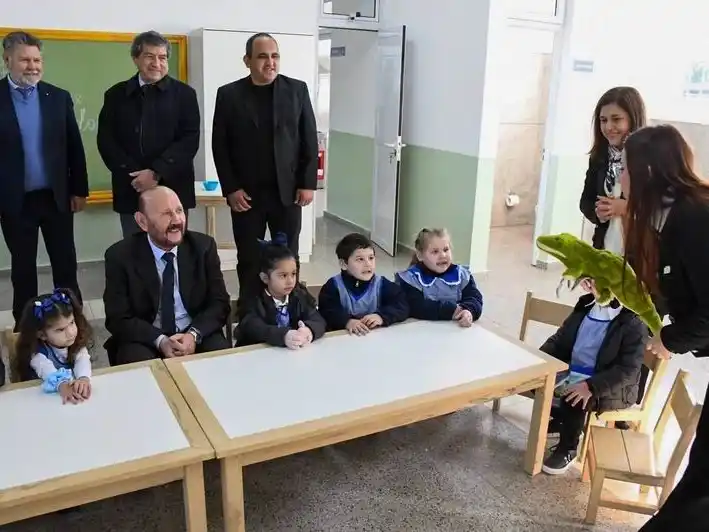 Insfrán inauguró 7 obras educativas y alcanzó 
el récord de 1562 techos azules en su gestión