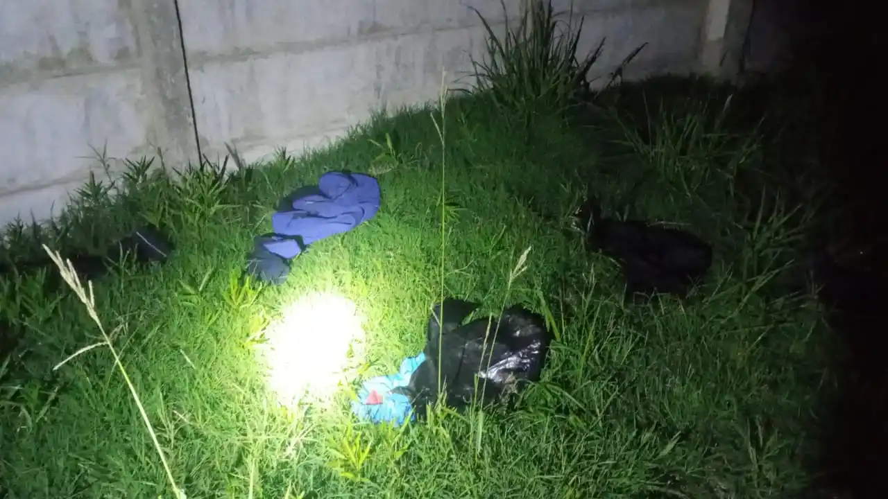 En plena noche, corriendo y con una pala en la mano: ¿para trabajar? No... era robada