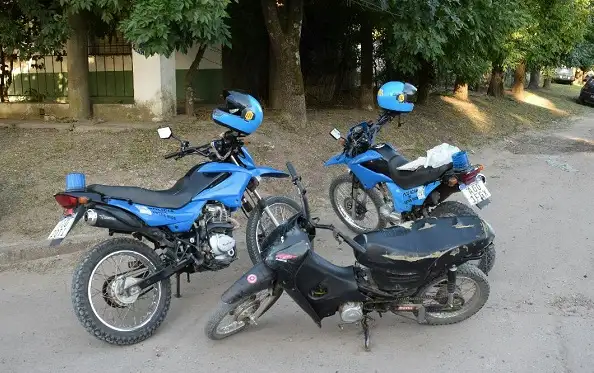 Iban sin cascos y cuando los pararon se desató la agresión
