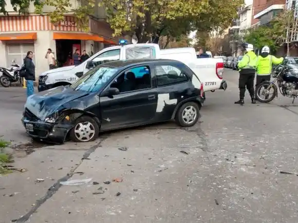 Colisión entre un taxi y un Corsa: no se registraron heridos de gravedad