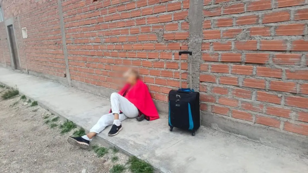 Abuela venezolana pierde la vida en plena vía pública: LA ENCONTRARON SENTADA EN UNA ACERA EN BOLIVIA