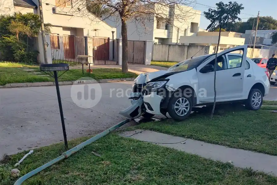 Se encontraron en la esquina y uno termino estampado contra una columna de luz