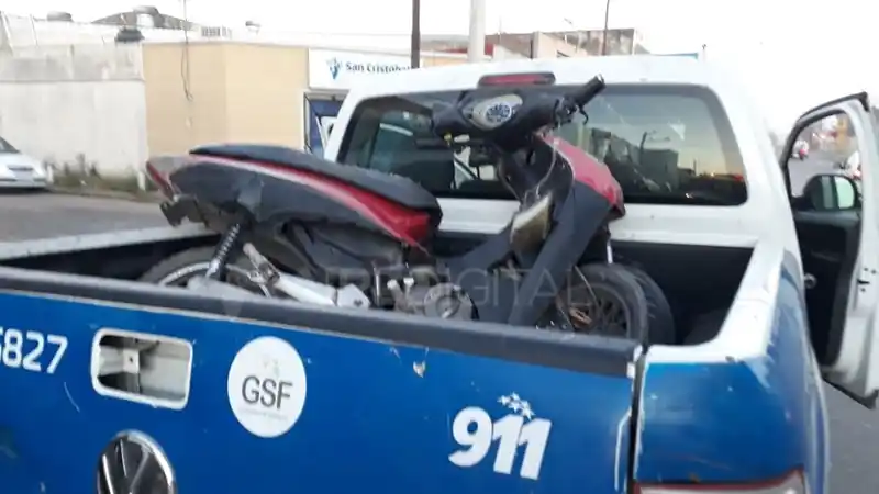 Un motociclista choco a un camión estacionado