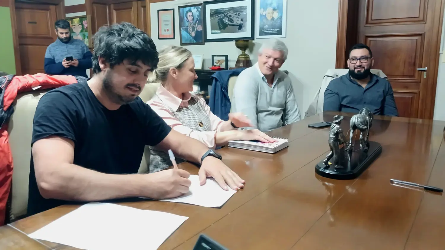 Los representantes de Cicop firmaron el acuerdo en el despacho del intendente.