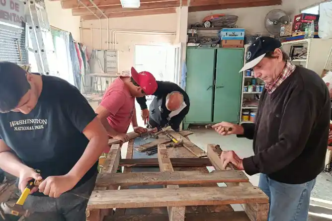 Maderas que unen en la Residencia de Larga Estadía: un puente entre generaciones que transforma aprendizaje en comunidad