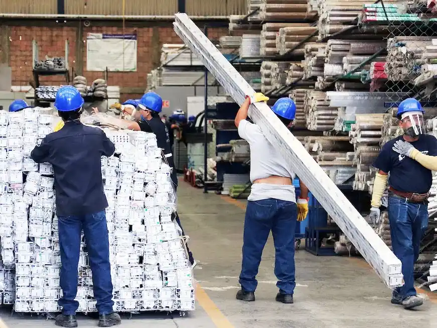 Industria: una de cada cinco fábricas anticipa que su producción seguirá bajando en los próximos meses