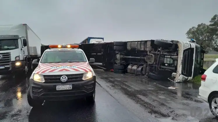 El chofer viajaba solo en la cabina y recibió algunos golpes en la cabeza y en el codo, pero no perdió el conocimiento. Foto: 223