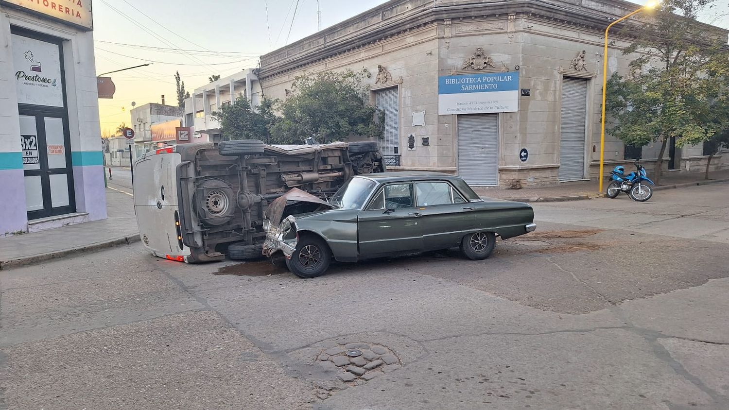 Gran choque en pleno centro de la ciudad: un conductor con alcoholemia positiva embistió un vehículo mientras circulaba