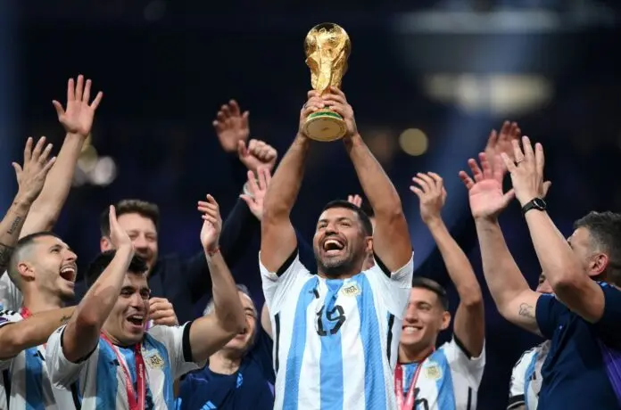 “El Kun” Agüero también es campeón: levantó la copa junto a sus compañeros