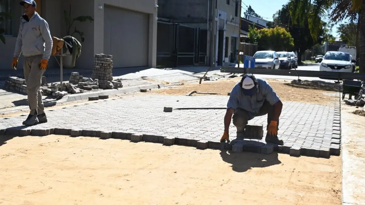 Avanza la reconstrucción del adoquinado de la calle Las Casuarinas