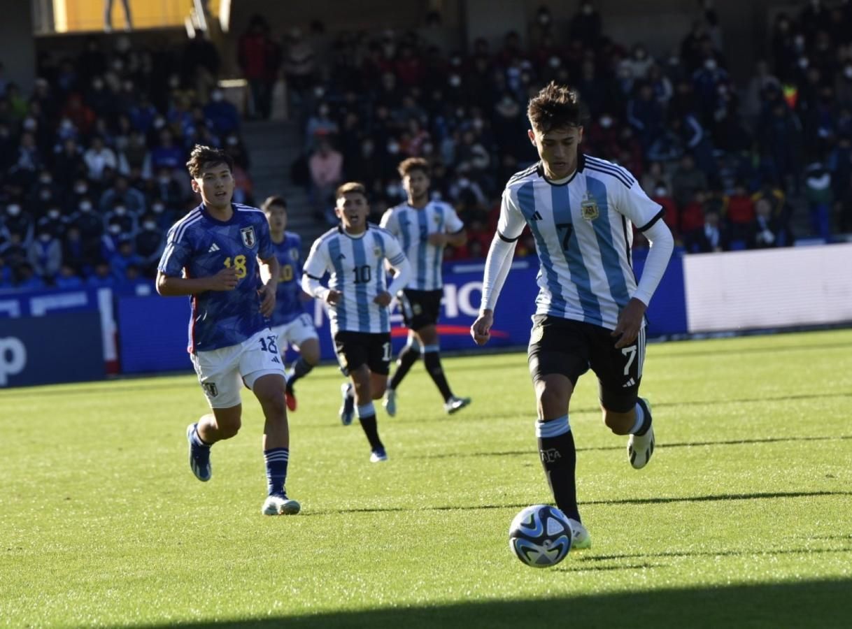 Argentina estuvo al frente por 2 a 1 hasta los 50 minutos pero los asiáticos fueron arrolladores.