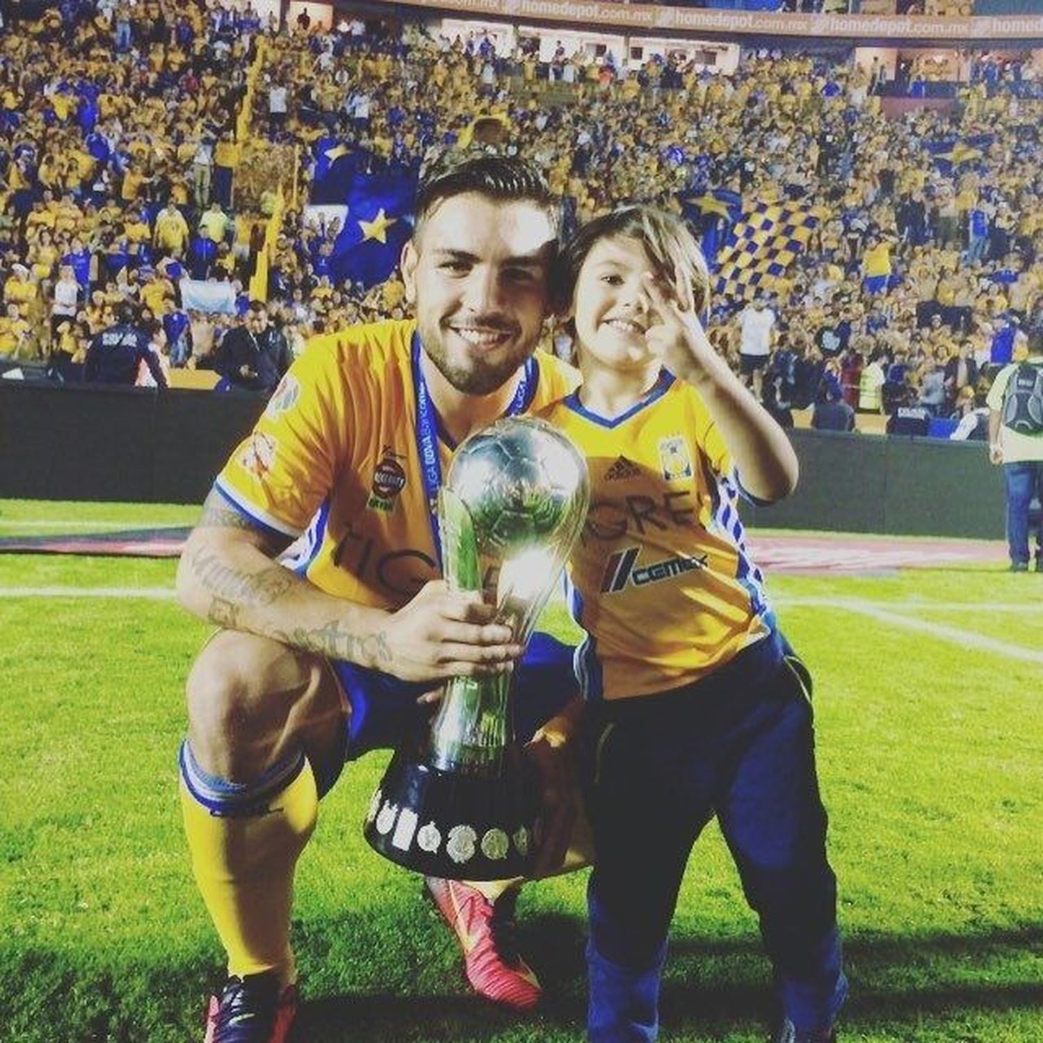 Ex jugador de Tigres se desploma y convulsiona en pleno partido