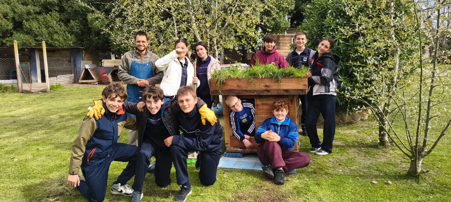 Los alumnos con el refugio terminado