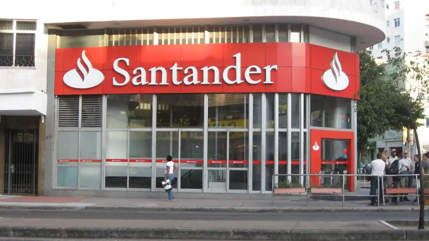 Repudio. Desde la Bancaria han manifestado su bronca por los despidos de trabajadores del banco Santander, además de incumplir el CCT.