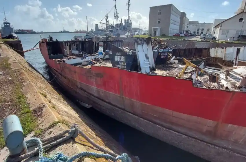 El puerto recupera frente de amarre con la remoción de casi una decena de buques inactivos