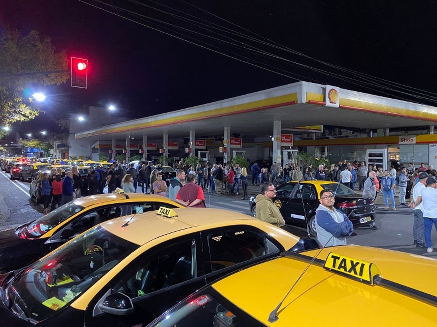 Taxistas y estaciones de servicio paran por el asesinato de Mauro Villamil