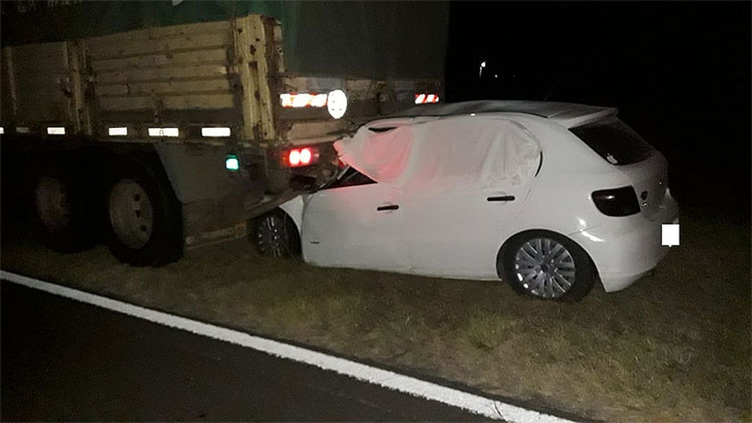 Ruta 12 : auto incrustado debajo de un acoplado