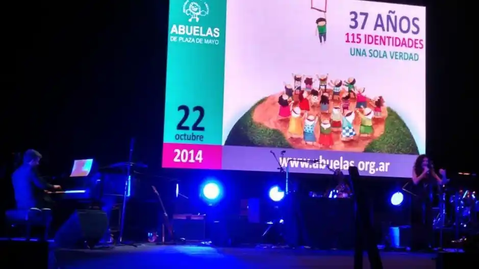 Abuelas de Plaza de Mayo celebró su 37º aniversario con multitudinario acto en el Teatro Argentino