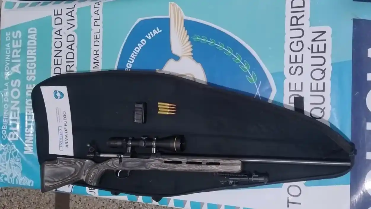 El arma incautada por los agentes policiales junto a buena cantidad de municiones