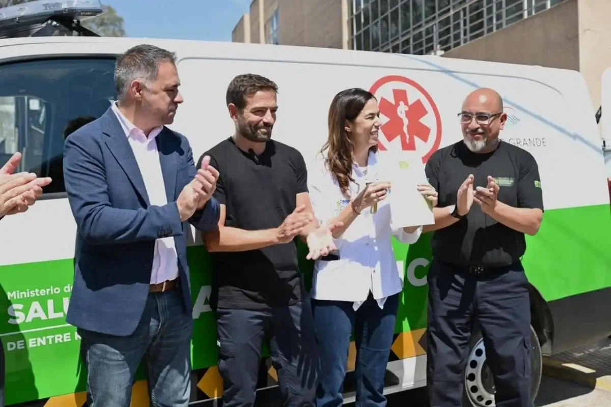El Hospital Centenario recibió una nueva ambulancia y avanza la licitación para mejorar sus veredas por $500 millones