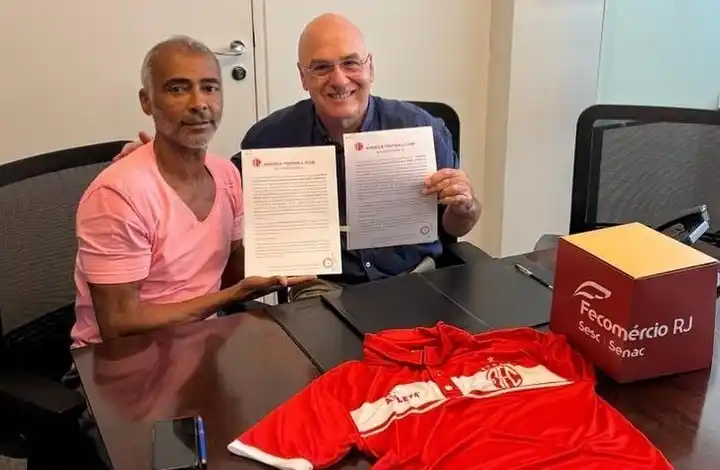 Romario a sus 58 años regresa a jugar en el club de sus amores.