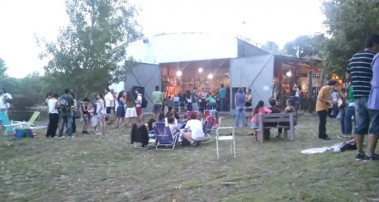 Una fiesta al lado del río