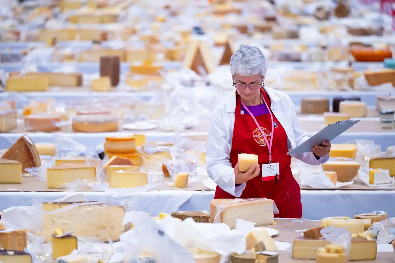Cuatro empresas santafesinas competirán en los Un juez evaluando un queso en los World Cheese Awards 2022.