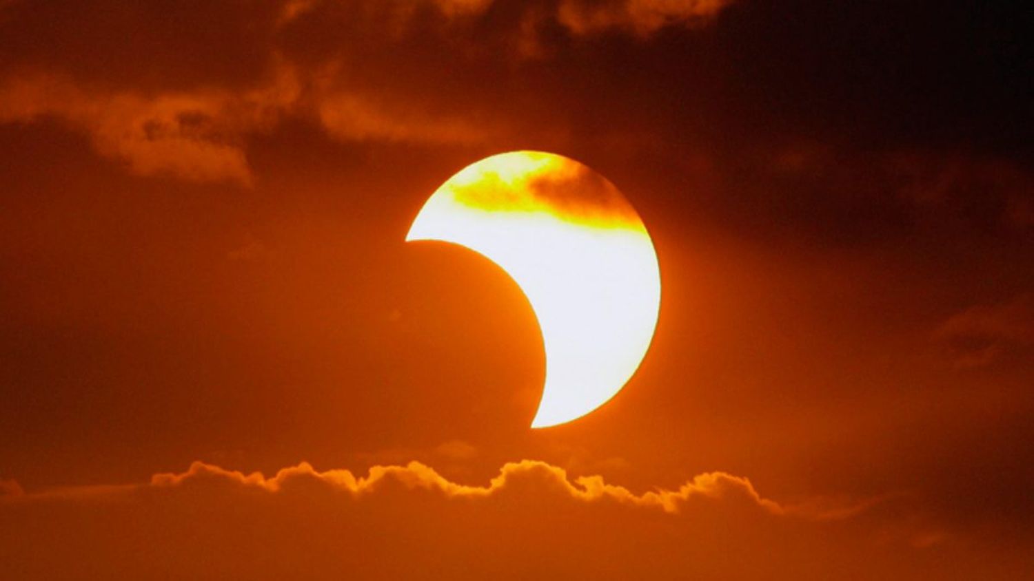 TRAERÁ CAMBIOS RADICALES Y REPENTINOS: el primer eclipse solar parcial de 2022 está cerca