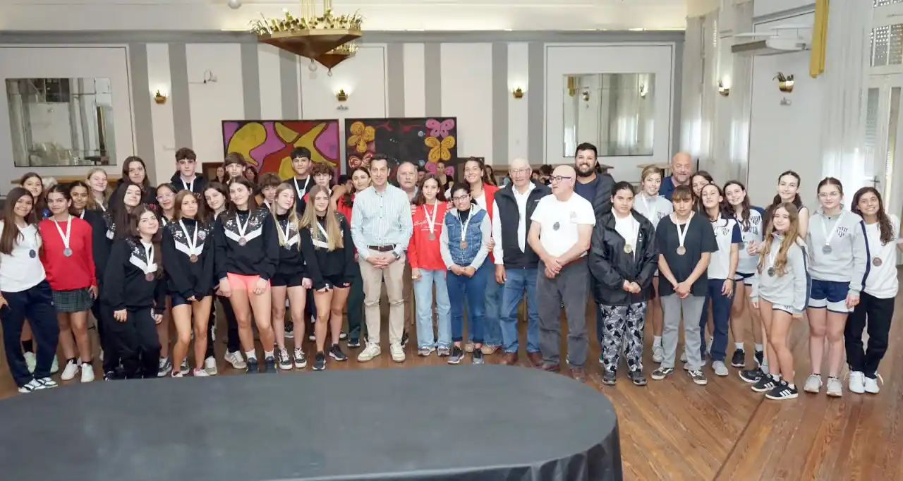 Las autoridades, junto a la delegación necochense que estuvo en los Juegos