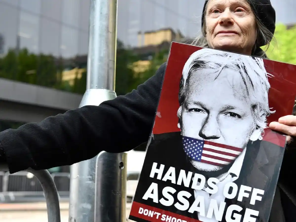 Condenan a Julian Assange a 50 semanas en prisión por violar la libertad condicional